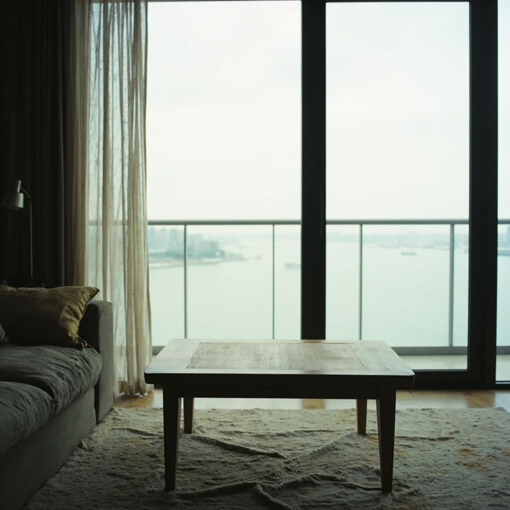 東京湾岸タワマンの壁芯間口285cmリビングに置かれたウォルナット150cmコーヒーテーブル、テーパー脚採用